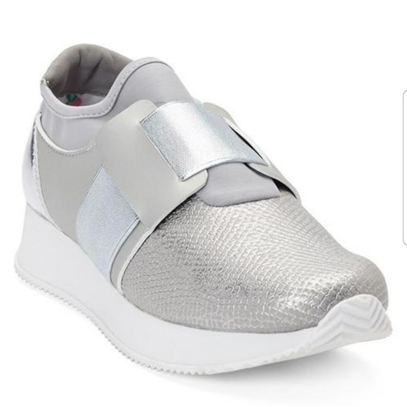 Venus Silver Metallic Sneakers Size 7 - Picture 1 of 7